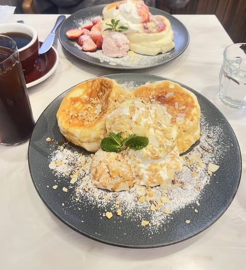 こんばんは🌛
先日、母と西新宿にあるカルドというスフレパンケーキのお店に行きました🥞
こんなにふわふわのパンケーキを食べ