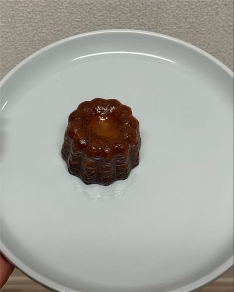 24時間カヌレの生地を休ませて
やっと夜焼いた

写真だといい大きさなんだけど
実物かなり大きめ。笑

丁度いいカヌレの