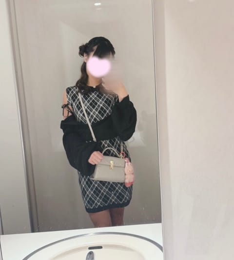 本日11:00〜17:00まで出勤してます🍀

美容院行ってきたので珍しい髪色になってます💇‍♀️

黒髪以外似合わない