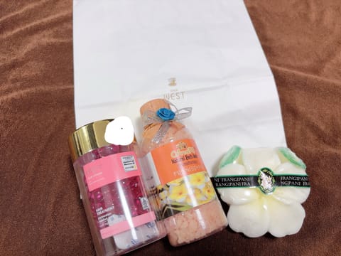 会ってくれたの今回で10回目ーーー！
海外出張のお土産までありがとう🥹
さっそくつかったんだけどバスソルトもヘアオイルも