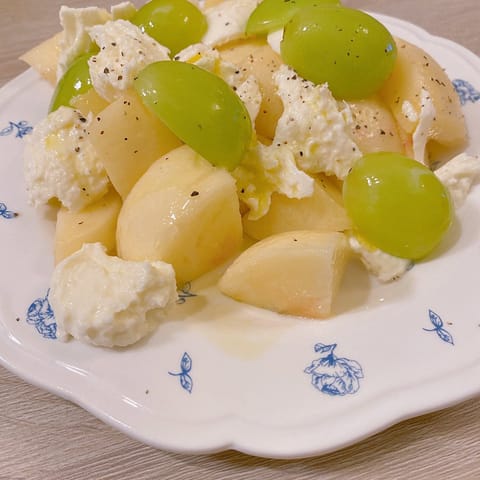 絶賛フルーツ生活してます🍇🍎🍓🍑
 ︎︎
今日は頂いたフルーツたちをモッツァレラと🥰これ大好き🫶
