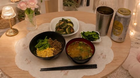 みんな今日もお疲れ様🫧
まゆもさっき帰ってきたよ〜🫠
今日は3食丼作ったよ！
ズッキーニのは挟み焼き
しよーとしたけど失
