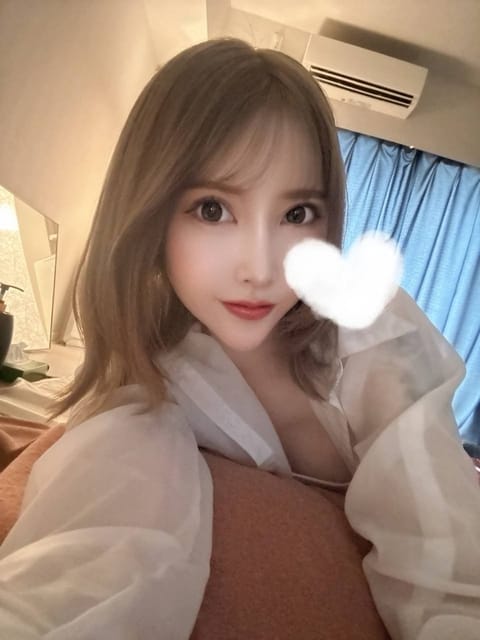明日久しぶりに出勤します！💫
12:00～20:00　新宿
来週もいないので明日遊びに来てくれたら嬉しいです🥺💞