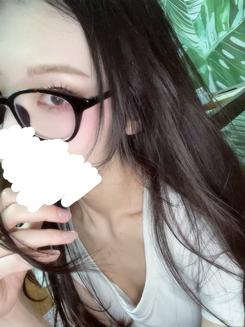 こんにちは☀️

今日はなんだか蒸し蒸ししてる気がするなぁ🥹
暑さに負けず元気をおすそ分けするよ🩷

今日もメガネ出勤で