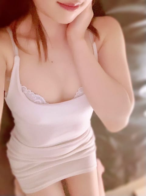おはようございます☀︎

本日出勤17:30までroomにおります🫧
(最終受付16:00)

週の中日、お仕事の方ファ