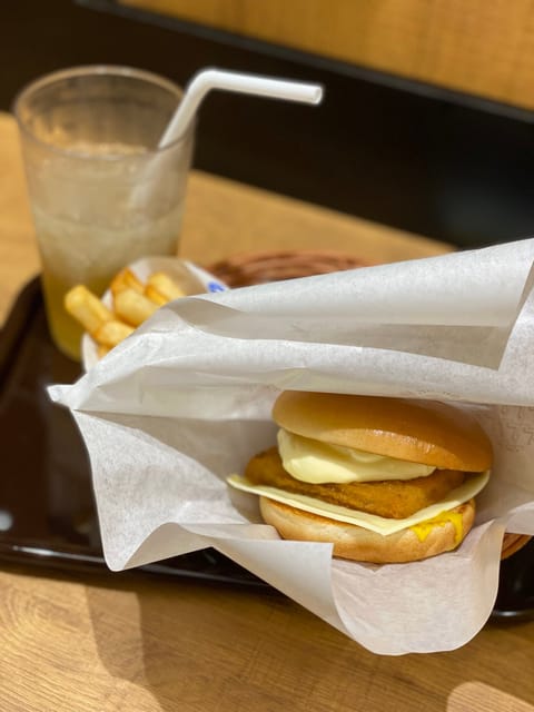 美味しい雨宿り💕

帰りに雨に降られ
お腹も空いてたので

モスで雨宿り…
いつ食べても美味しいです😊