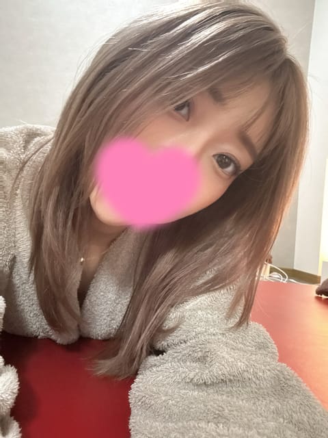 出勤してます♡🩷まだ暑すぎ！お部屋で二人きりで涼みながらリラックスTimeしよ〜♩
最終受付は17:30（90分）だよん