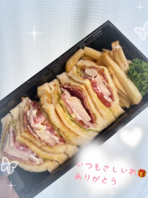 私がAPEX＋に入りたての時から
お世話になってるお兄さんから👨

いつも差し入れ嬉しいです！
たくさん気遣ってくれて
