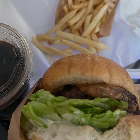 仲良し本指さんがごはん買ってきてくれた🍔いつもありがとうございます🩷ྀི