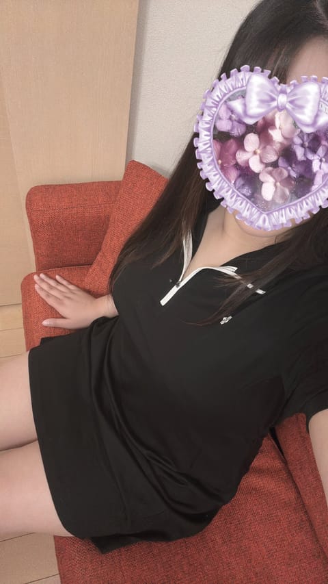 🩷出勤してます🩷
今日も癒しをお届けしちゃいます🎶

今日は庭に野良猫さんが遊びに来てました🐱
ガラス越しに我が家の猫と