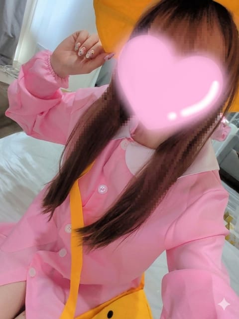 こんにちは🍓　
本日も元気に出勤してます🪄✨️

初めて幼稚園児コス着てみたけど結構年齢的にやばいかも😂😂😂

よかった