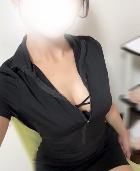 本日11:30〜出勤です🔆
いつでもご案内🉑

めっちゃ涼しいね〜🫶🫶
華金華金ーー！？
暖かいオイルで沢山ほぐしちゃい