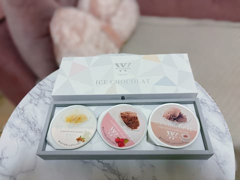 こんばんは₍^.  .^₎ฅ⋆⭒˚｡⋆やっと一息🌙

最近いただいたもの🍨💐
凍らせて食べるアイスに、大福とすずらんのお