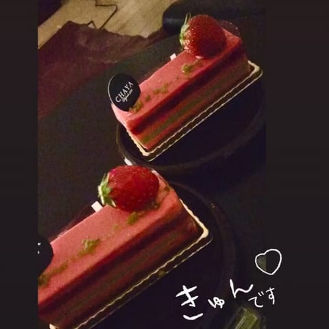 昨日、本指名でいつも来てくれるお客様から差し入れのケーキ頂きました🥰✨
ほんとにいつもありがとうございます🙇🏻‍♀️💕
