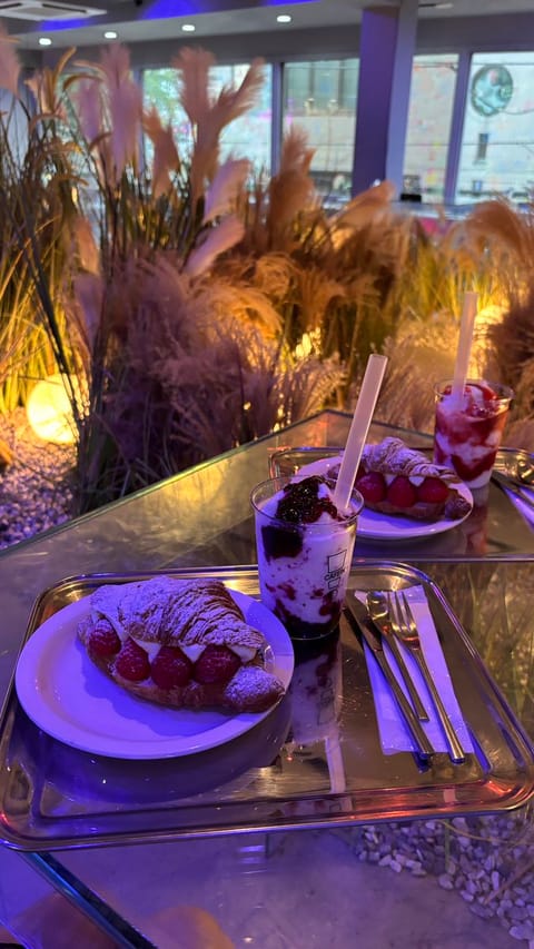 こんばんは〜🧸🌙

この前、新大久保ですごく素敵なカフェに出会ってしまいました☕✨️
クロワッサンがサクサクでおいしかっ