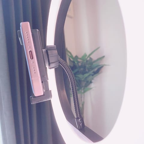 このぐにゃぐにゃタイプの三脚と仲良くなれない😣
どうやったらスマホ固定出来るんだい？？？