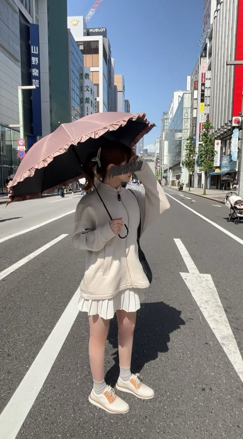 お出かけのひとコマ。
春の光がちょっと強くて、
日傘がちょうどいい日。

街も人も、少しだけゆるんでる午後って、すき
こ