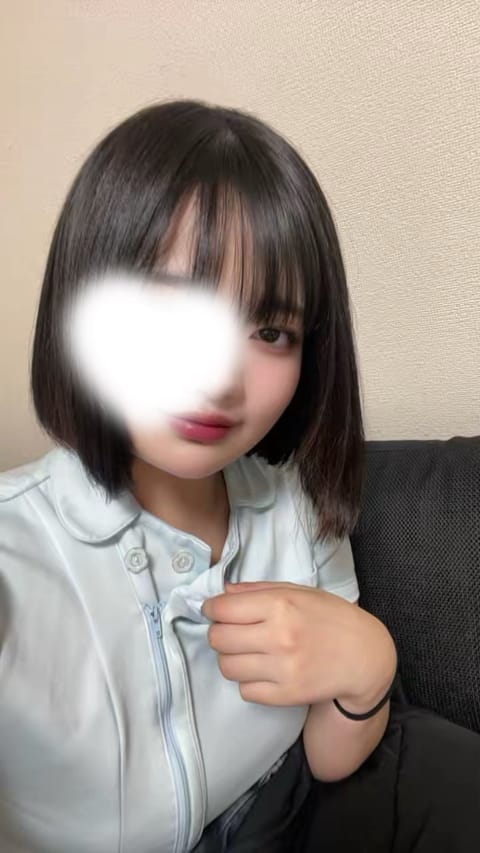 本日3連勤最後！
21:00〜翌日6:00まで！
頑張るぞ〜！！

このころよりちょっと髪伸びたので、最近は髪縛って施術