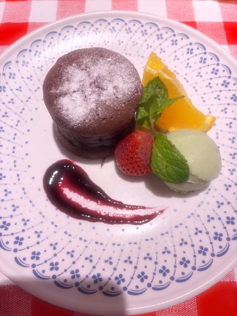 おはようございます🌤️

メニューにデザートセットがあると
つい頼んじゃいます☕️
ガトーショコラおいしかったなぁ🤎

