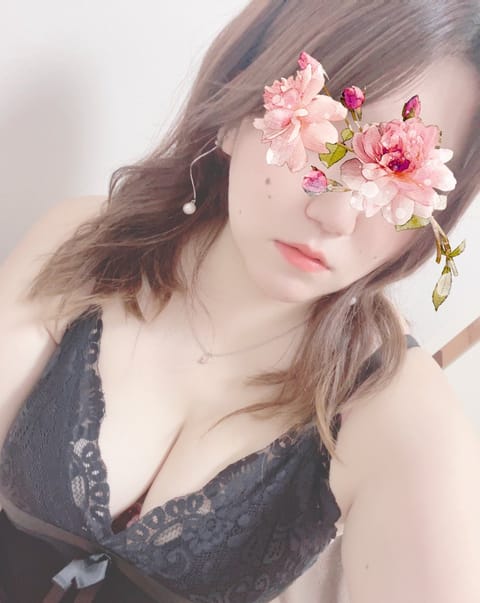こんばんは⋆⸜☾𖤐⡱
ガラッとイメチェンをしました✂
派手めな色になったんですが、
まだ写真取れてないから前の写真です🥺
