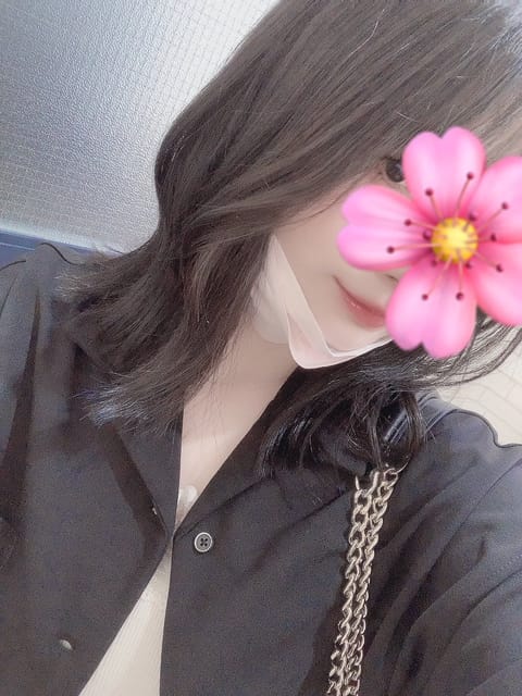 こんにちは、あみです🌸🌸
明日、明後日の出勤ですが
事前ご予約たくさんありがとうございます❤️✨

17日　14:00 