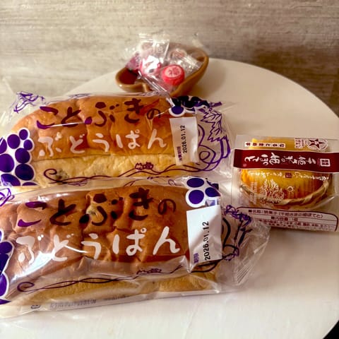 おはようございます❣️
朝イチのお客様から 大好物のぶどうパン🍇もらった🍞

朝からの施術もまた イイネ👍
早朝 ご希望