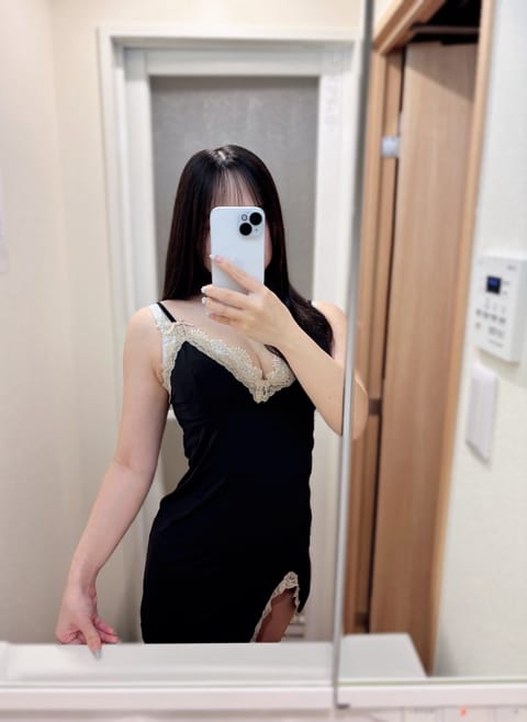 こんにちは！！るなです🌙*ﾟ

本日14~21で出勤してます🫶🏻💗 -

涼しいお部屋で一緒に過ごしましょうね！！