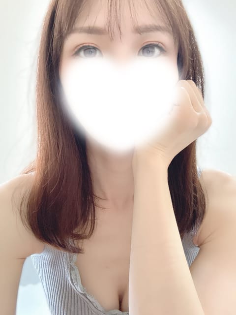 おはようございます☀

丸顔が気になるけど、それを褒めてくれる方もいるのでその言葉に救われています🤗

本当に優しいお客