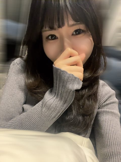 かれん出勤しました~！
朝までいます💟
天気悪いけど会いにきてね♡
お誘いおまちしてます！