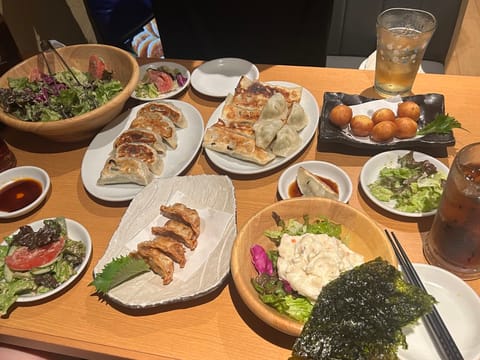 大学卒業を先輩方にお祝いしてもらった🥂
🥟大好きだから嬉しかった🎶🎶
ありがとうございました😭！