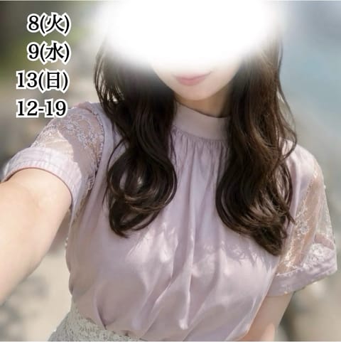 昨夜、おうちの玄関の前に
まるで置物のようにじっとしている
小さなカエルと出会いました

とても綺麗な姿をしていて、
思