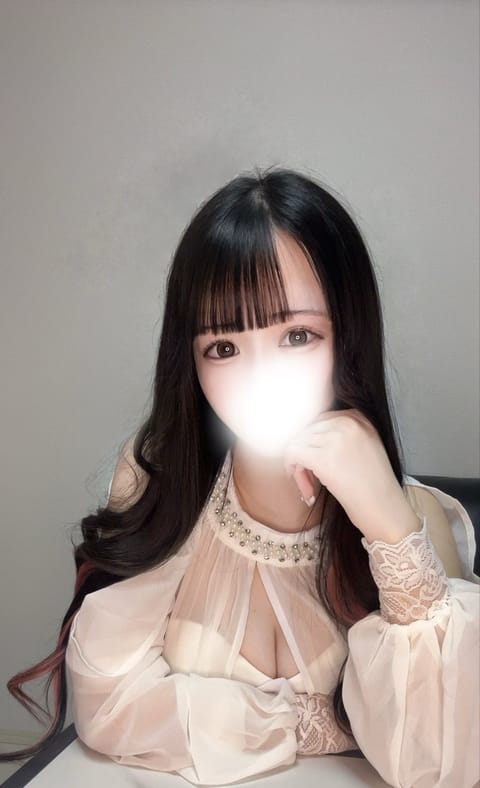 出勤してます🤍

パネルあたらしくしたよ！みてね(՞っ   _՞)

今日は昼間から夜までいるのでご都合のいい時間に是非