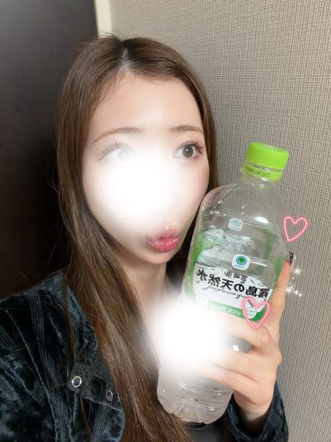 今日この1リットルのお水4本飲んだ❣️

たっぷたっぷです❣️

でもお陰様でお肌がツルツルだよ❔
触ってみて❔❤️

