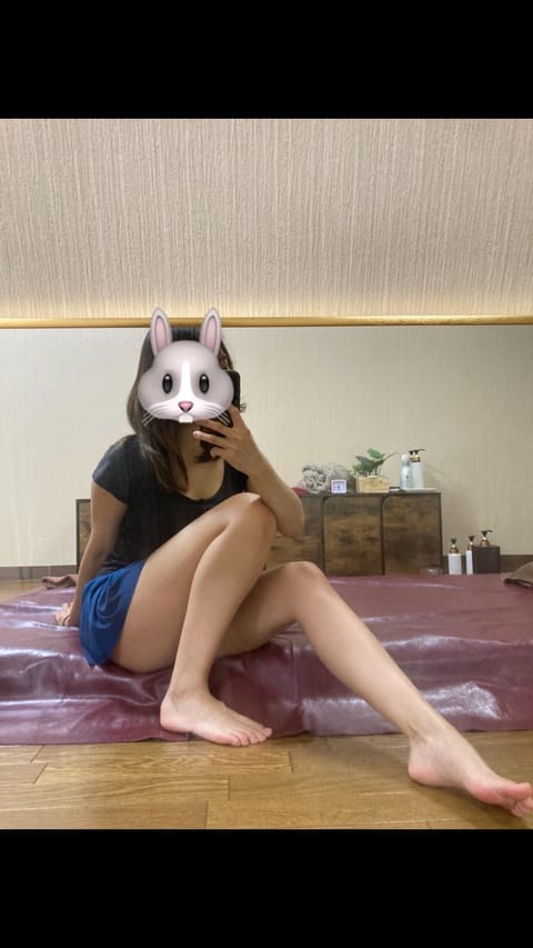 今日の出勤は
17:00〜23:30です！
会いに来てください💛

古着屋さん巡りして
かわちいバンドTゲットしてき
て