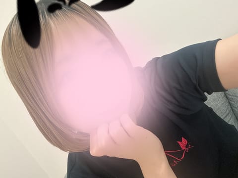未莉お部屋到着です！
本日は14:00〜19:00です！
日中暑すぎてびっくり🫢
家では半袖なんだけど、外で半袖着る勇気