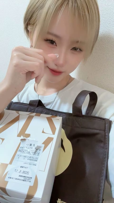 Morozoffのバスクチーズケーキ頂いちゃいました🫶♡
ありがたき幸せ(ﾉ_ _)ﾉ
美味しく食べてます😋