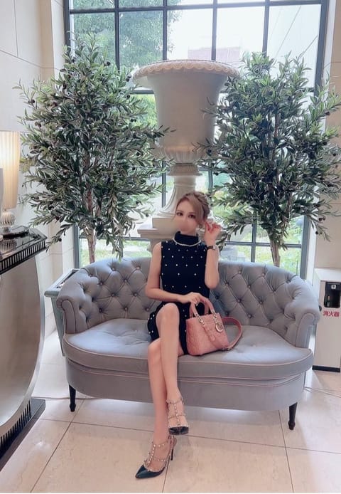 ちょっと前の友達の結婚式💍✨

綺麗めコーデだいすきだから、
私服でも着れそうなワンピ買ったんだけど
あれ以来着てないな