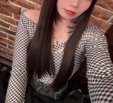 23時から出勤してます(*^^*)
今日はあいにくの雨だけど、お時間あれば遊びに来てくれたら嬉しいな♥️
短めの時間だけ