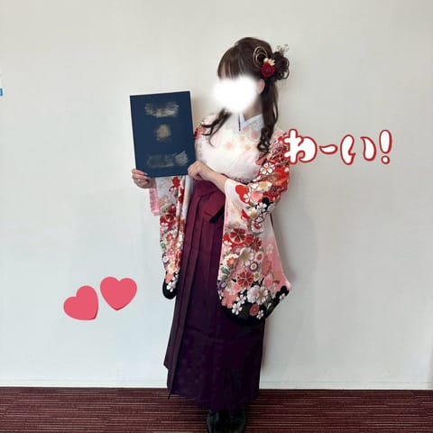 ちょっとお久しぶりです！🙂‍↕️
明日15:00-21:00出勤です🩷🩷

最近卒業式がありました～！✨️
袴着たんです