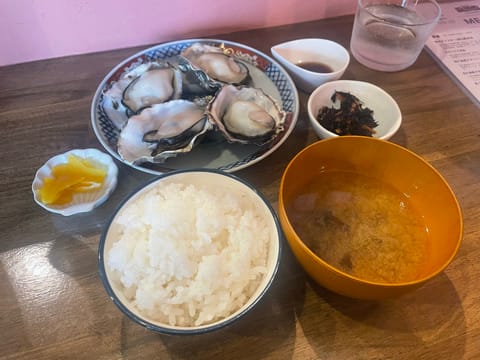 明日、お部屋にいます💖
少し前まで島で働いてたときのお昼ご飯食べに行った時の牡蠣が美味しかったー🦪✨