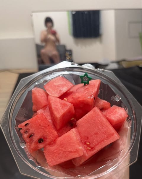 ルームでスイカ食べちゃうからね〜〜😼🍉