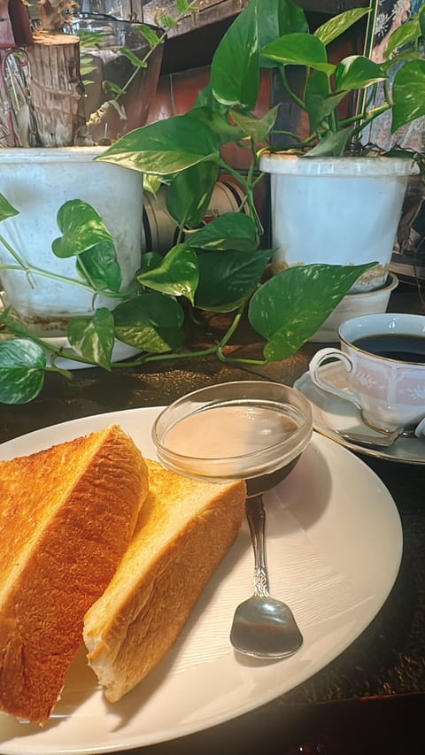 お昼ご飯なうしてます🤫
好物をオーダー中🍝

写真は、先週泊まり勤務の時に行った
新大阪駅近くの
純喫茶さんモーニング🍞