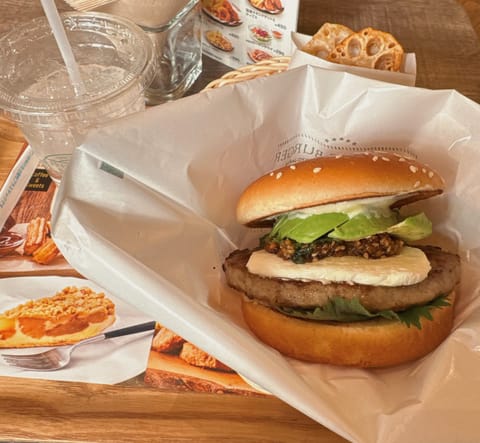 新しいベッドの組み立てに絶望して、フレッシュネスバーガーへ現実逃避しに来たわたち🍔
無事に寝られるように応援してください