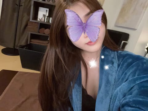 本日14:00〜20:30出勤してます˶˙ᵕ˙ )ﾉﾞ🍀

久々の自撮り🤳なんだか恥ずかしいな(ˆ. .⸝⸝ˆ)՞ ՞
