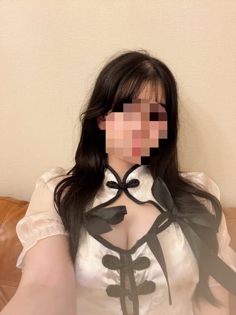 出勤しました🌸

普段着ないような衣装見つけて着てみました😳💓💓
どうかな？？？

平日だけど今日会いに来てくれたらいっ