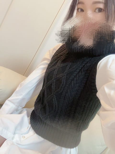 出勤してます🥹
たまには私服のせてみる🥺

みんなはどんな私服がお好み？🥰
私は見えそうで見えない感じのやつとか
基本的