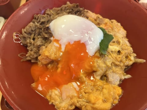 なか卯いつも美味しすぎるて🐣
牛あいがけ親子丼に温玉を添えて🥚

#メンエス #メンズエステ #コットンスパ
#秋葉原 