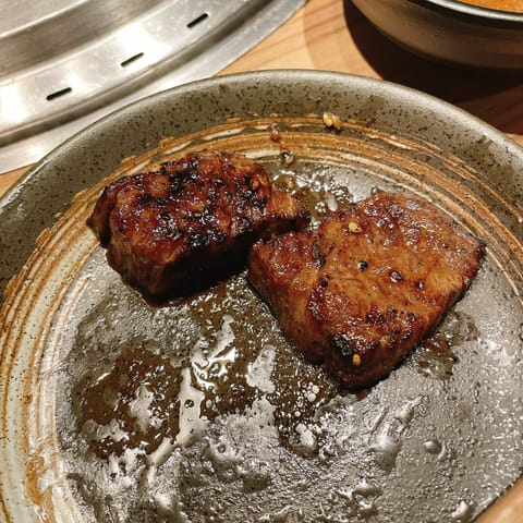 結果発表〜〜!!!!(どなり)

左が(写真1)
片面しっかり焼いて1回ひっくり返したタン👅
右が(写真2)
2秒に1回