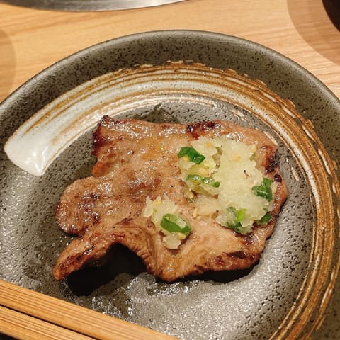 結果発表〜〜!!!!(どなり)

左が(写真1)
片面しっかり焼いて1回ひっくり返したタン👅
右が(写真2)
2秒に1回