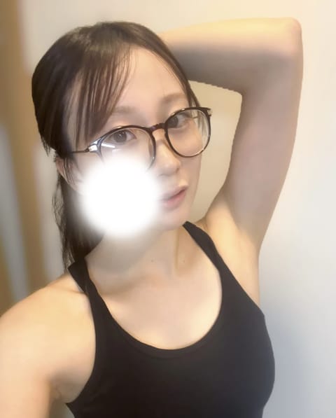 おはよーっ！
今日は朝からマツエク行ってきたのでメガネしてる👓
17:00までの短い時間だけどいるよ〜🫶🫶